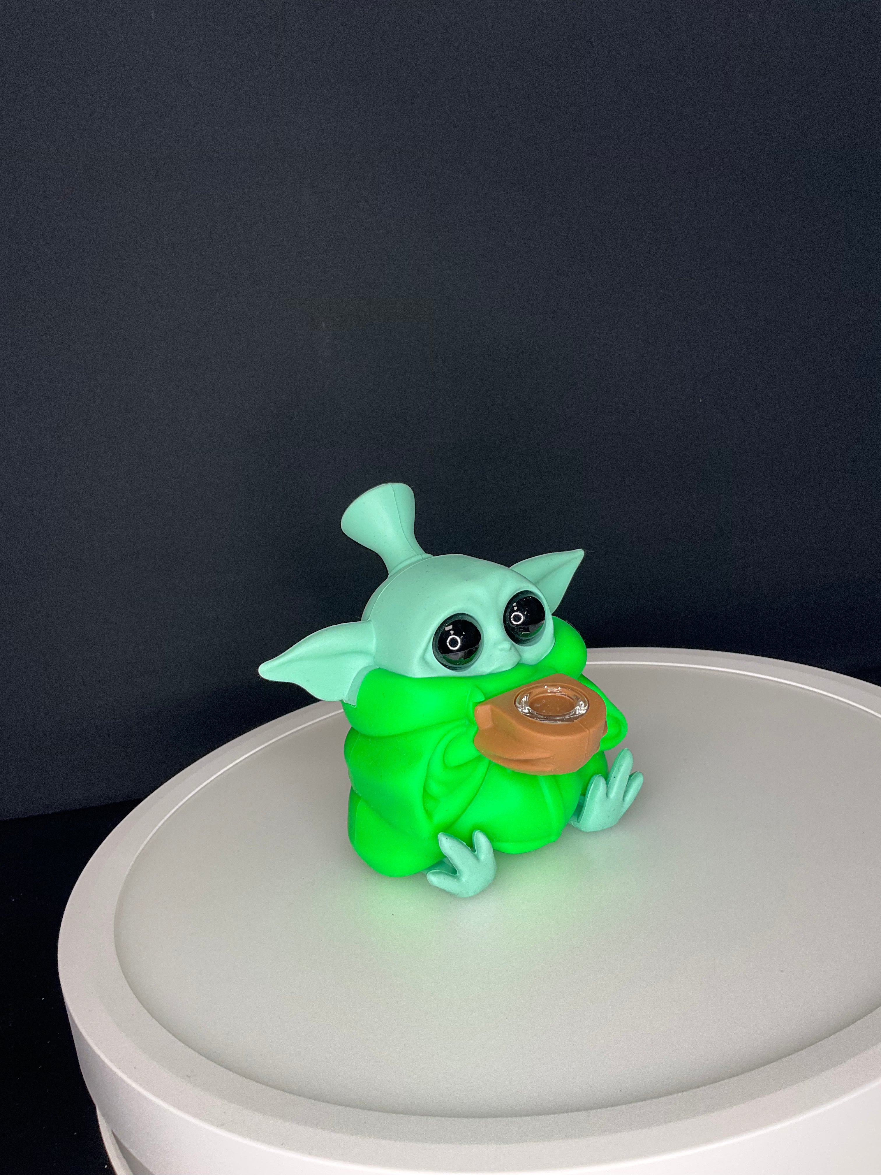 BUBBLER BONG - SILICONE BABY YODA SITTING - MULTICOLOURED