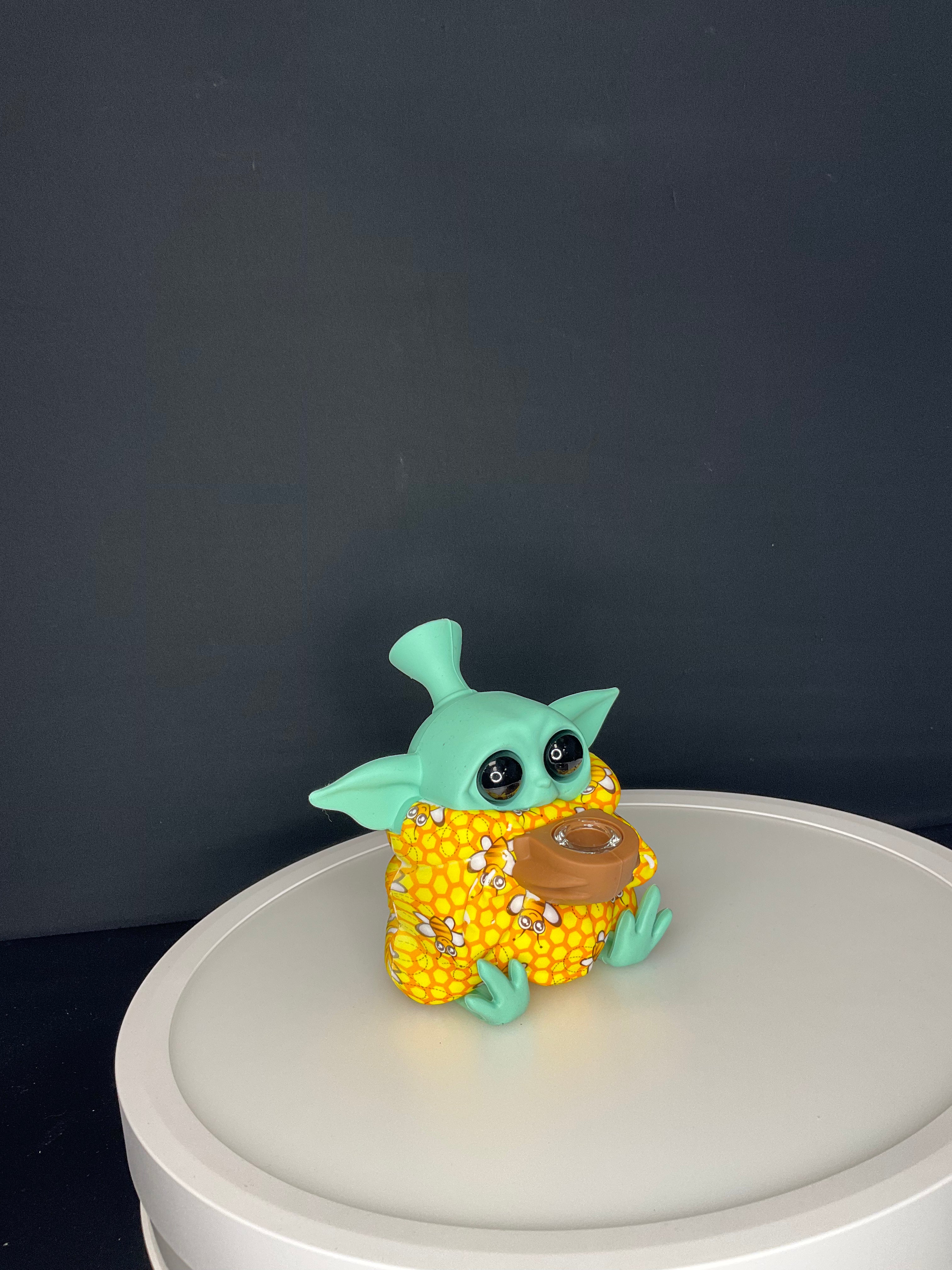 BUBBLER BONG - SILICONE BABY YODA SITTING - MULTICOLOURED