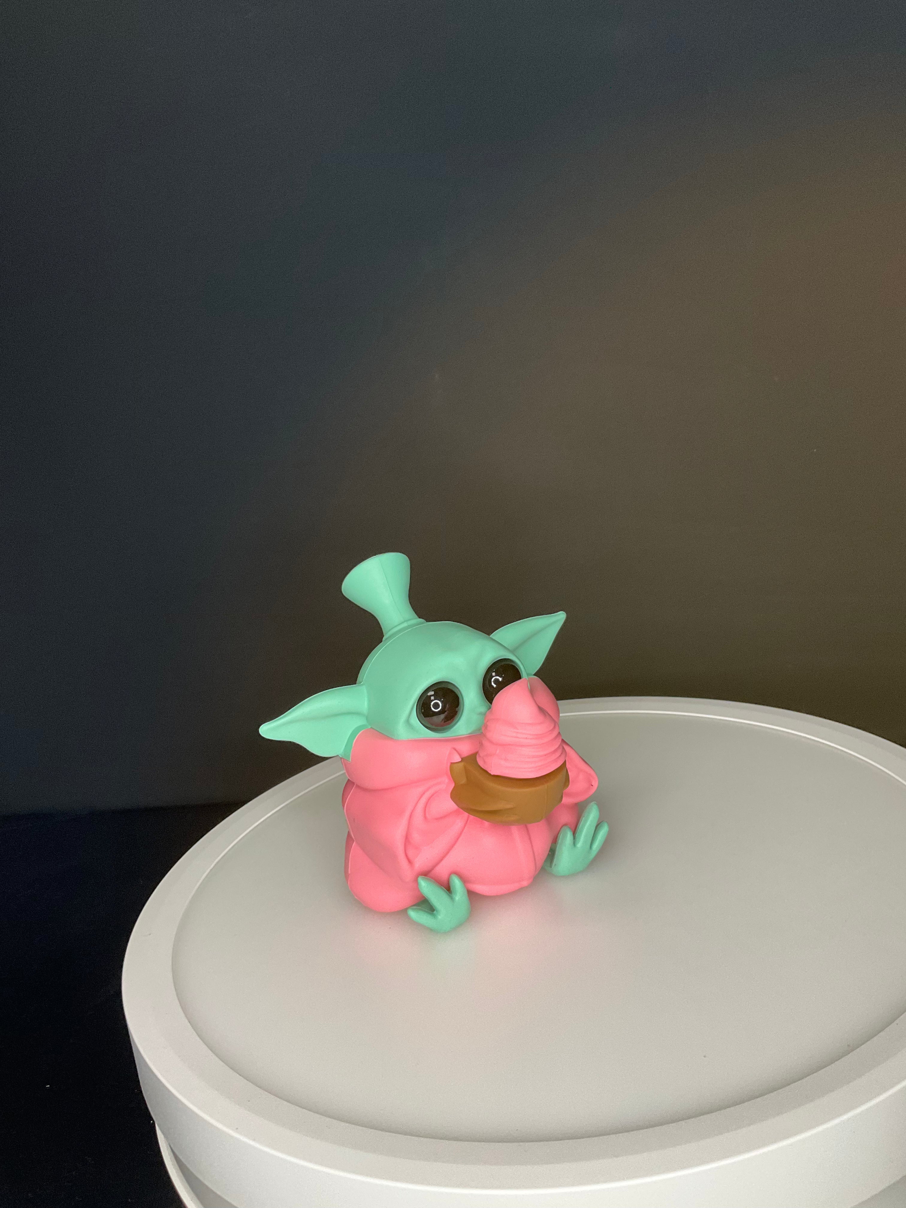 BUBBLER BONG - SILICONE BABY YODA SITTING - MULTICOLOURED