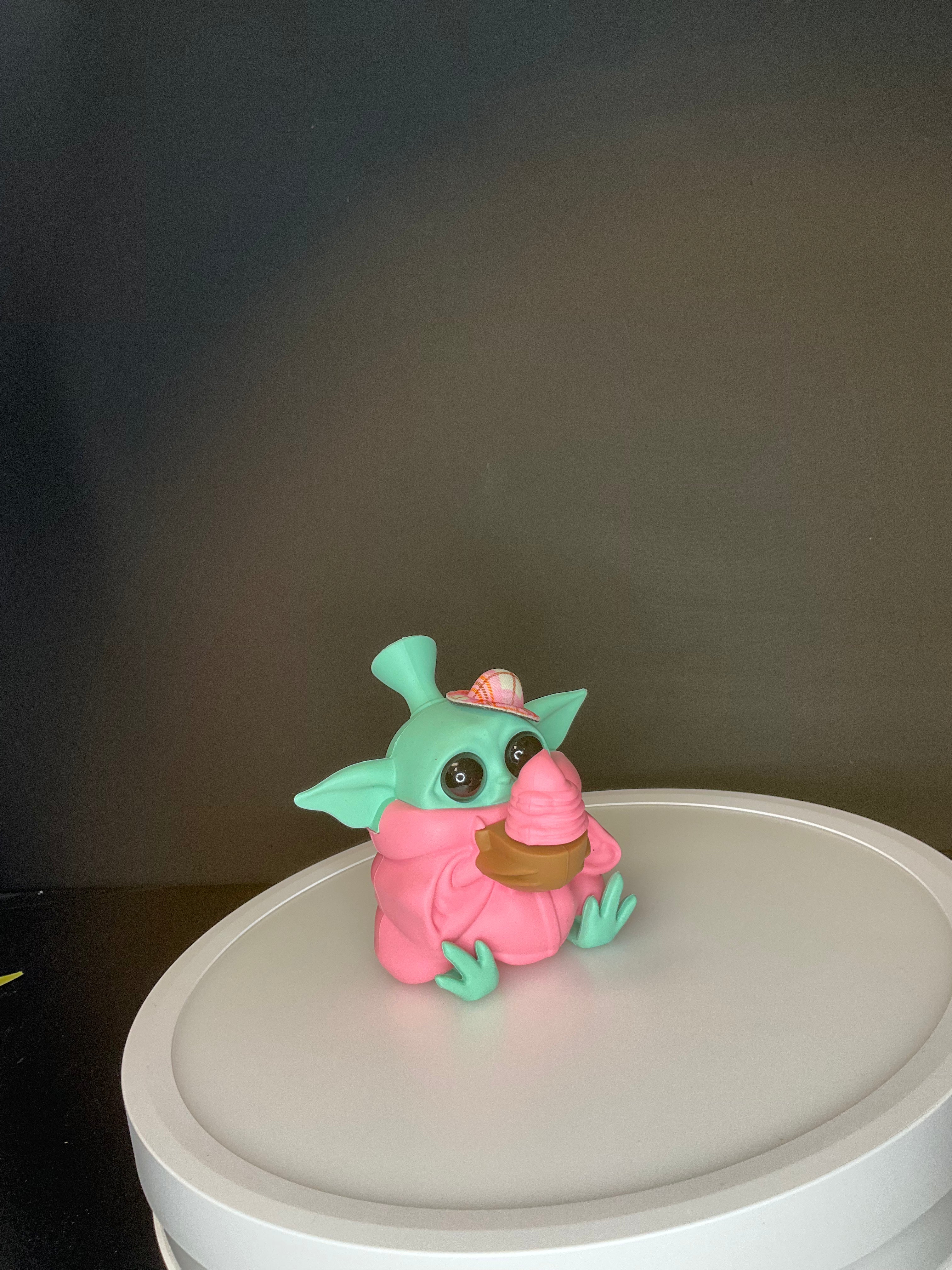 BUBBLER BONG - SILICONE BABY YODA SITTING - MULTICOLOURED