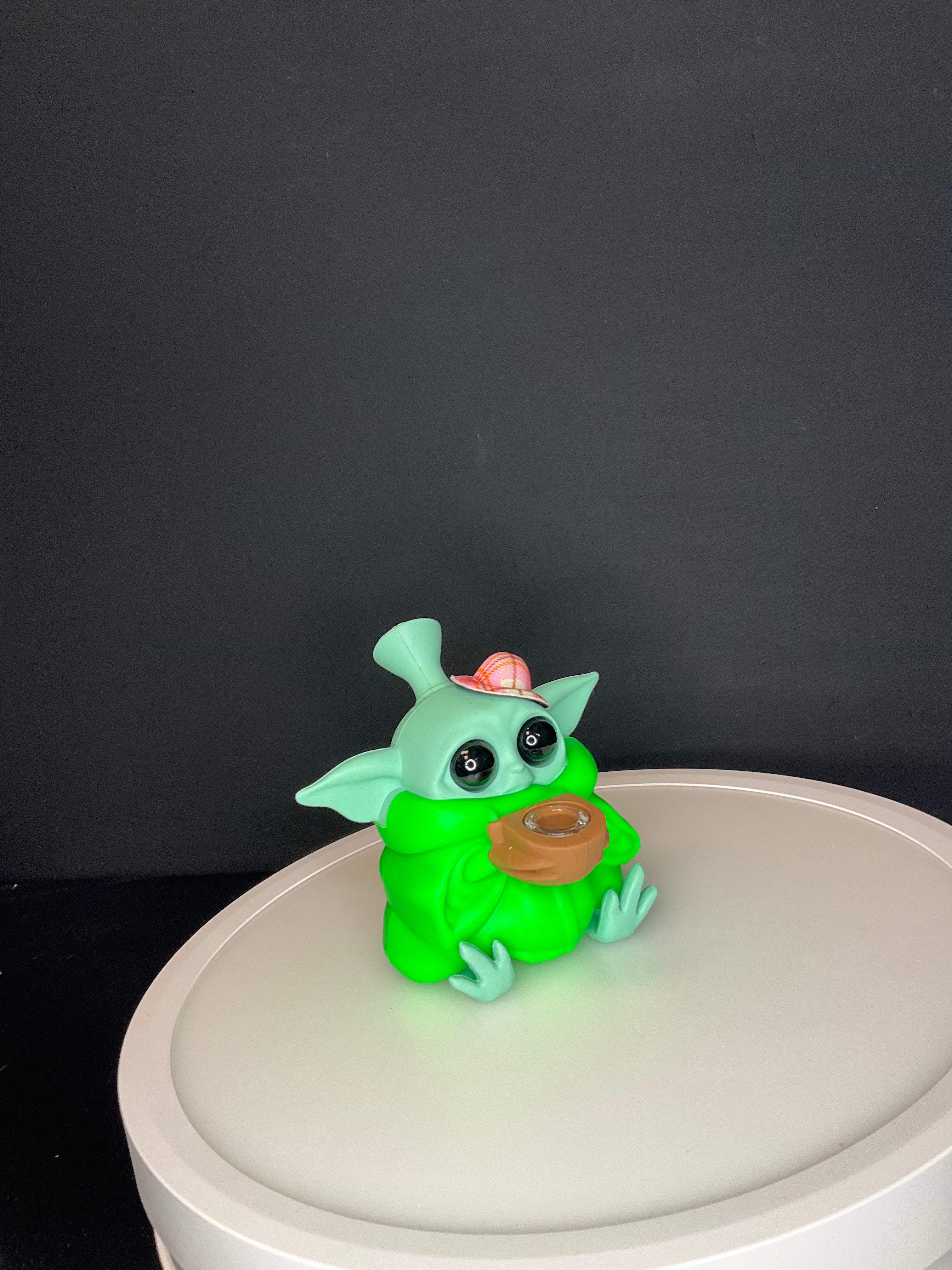 BUBBLER BONG - SILICONE BABY YODA SITTING - MULTICOLOURED