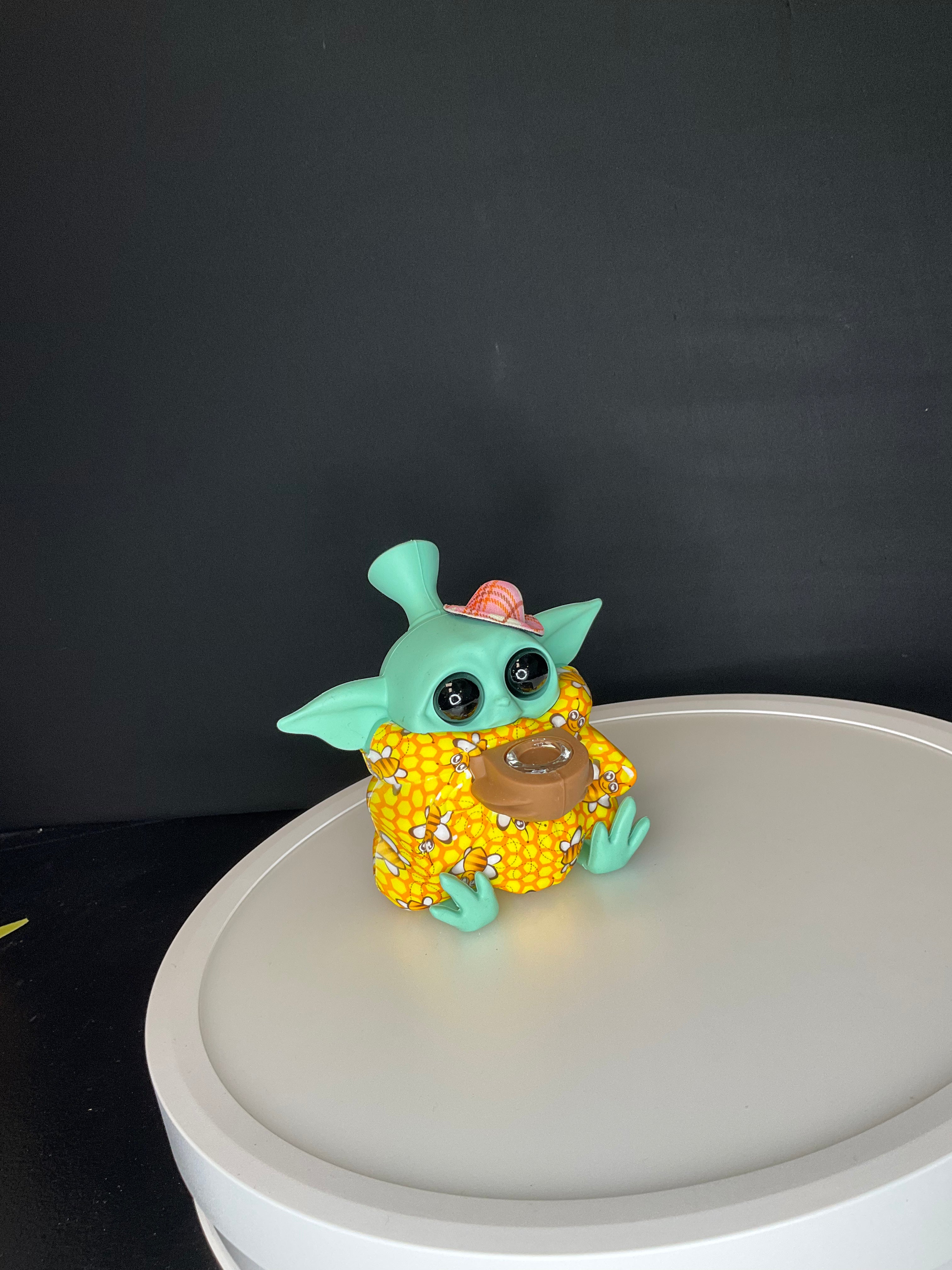 BUBBLER BONG - SILICONE BABY YODA SITTING - MULTICOLOURED
