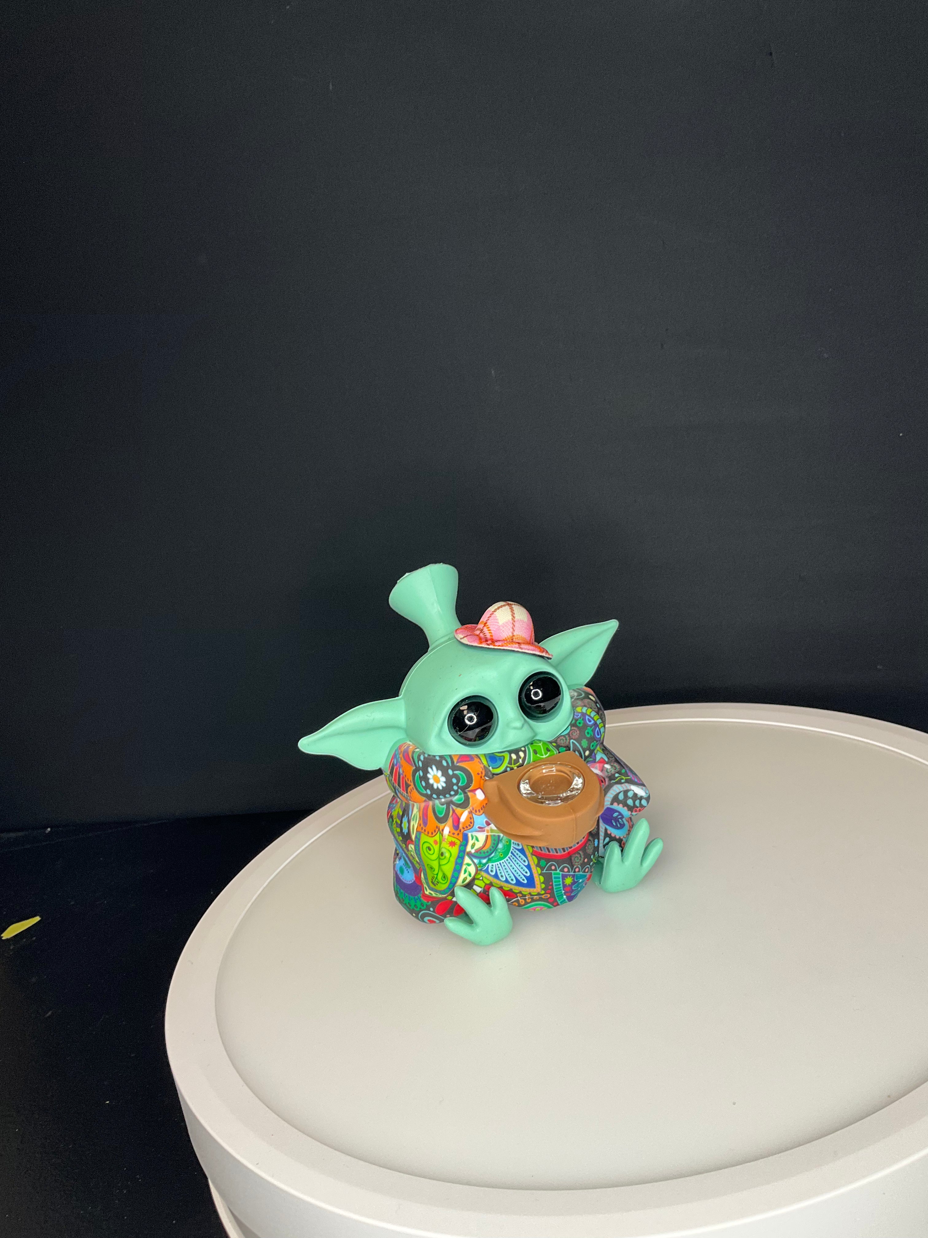 BUBBLER BONG - SILICONE BABY YODA SITTING - MULTICOLOURED