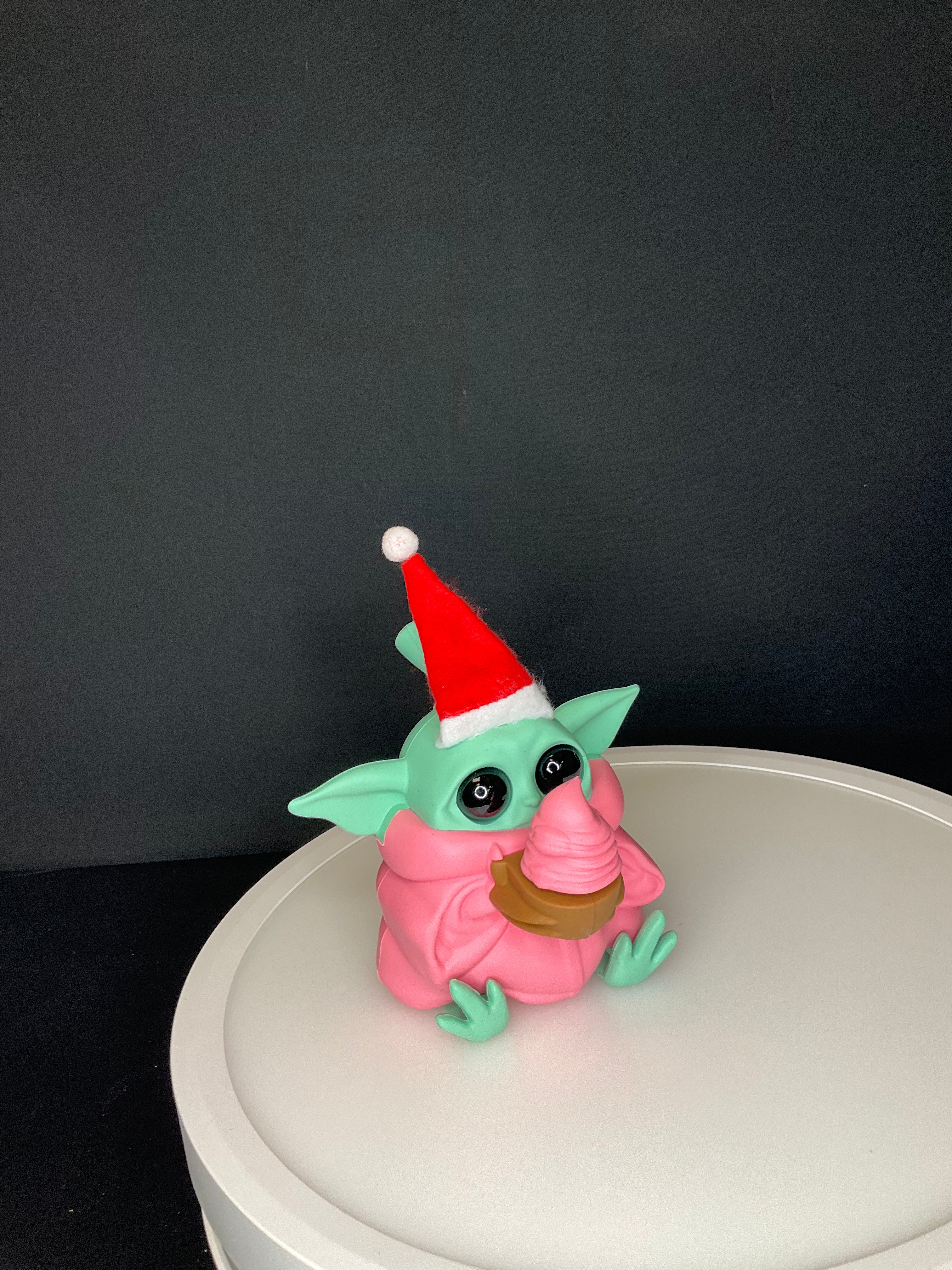BUBBLER BONG - SILICONE BABY YODA SITTING - MULTICOLOURED